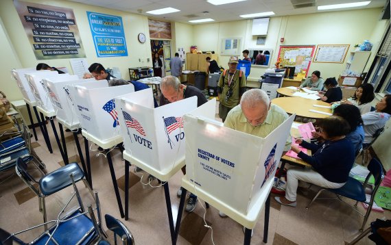 미국 캘리포니아주 로스앤젤레스에 마련된 투표소에서 6일(현지시간) 유권자들이 중간선거 투표를 하고 있다.AFP연합뉴스