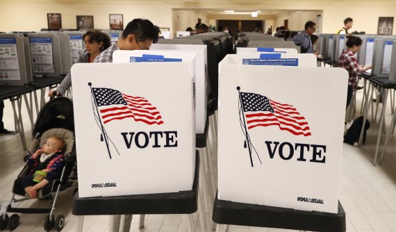 미국 캘리포니아주 샌프란시스코 시청에서 6일(현지시간) 유권자들이 중간선거 투표를 하고 있다.EPA연합뉴스