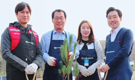 지난 6일 인천 '수도권매립지 제2매립장'에서 열린 처음처럼 2호 숲 조성 식수식에서 이종훈 롯데주류 대표이사(왼쪽 두번째), 김형수 트리플래닛 대표(오른쪽 첫번째) 등 참석자들이 기념촬영을 하고 있다.