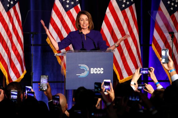 House Minority Leader Nancy Pelosi of Calif., smiles as she is cheered by a crowd of Democratic supporters during an election night returns event at the Hyatt Regency Hotel, on Tuesday, Nov. 6, 2018, in Washington. (AP Photo/Jacquelyn Martin)<All rights reserved by Yonhap News Agency>