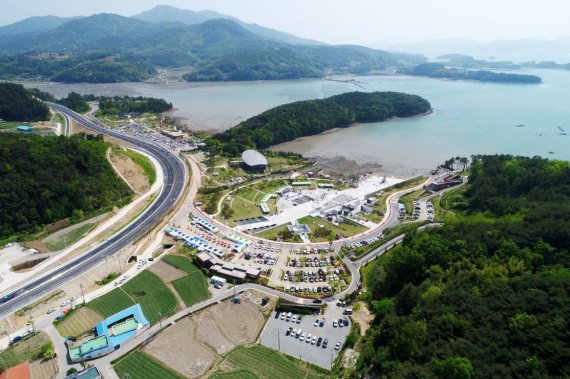 경남 남해군이 오는 15일부터 이순신 순국공원을 무료로 전환한다. 사진은 이순신 순국공원 전경이다./사진=남해군