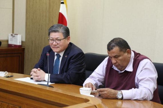 김수갑 총장(오른쪽)과 에드가르도 호세 꾸아레스마 니카라과 대사가 8일 충뷱대 관게자들의 설명을 청취허고 있다.