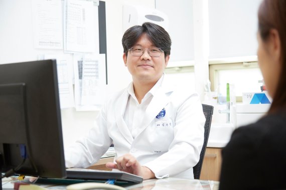 분당차병원 외과 김우람 교수(왼쪽)가 대장암 환자를 진료하고 있다.