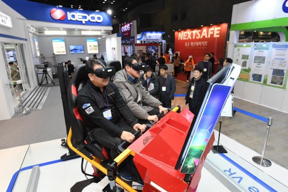 지난해 열린 '제3회 대한민국 안전산업박람회'에서 가상현실(VR) 기기로 안전기술을 체험하고 있는 관람객들.