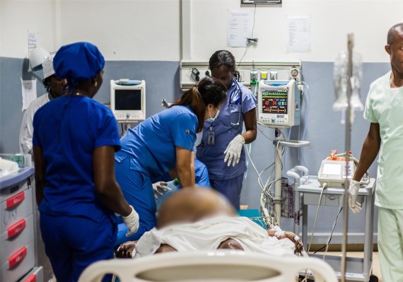 카메룬에서 심폐소생술을 하고 있는 최소형 대원