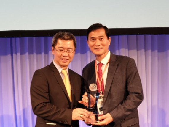 일본 도쿄 ANA인터컨티넨탈 호텔에서 열린 ’제3회 ASOCIO Award 2018’ 시상식에서 한컴MDS아카데미 오형관 원장(오른쪽)이 ‘ICT 교육상’을 수상하고 ASOCIO David Wong 회장과 기념촬영을 하고 있다.