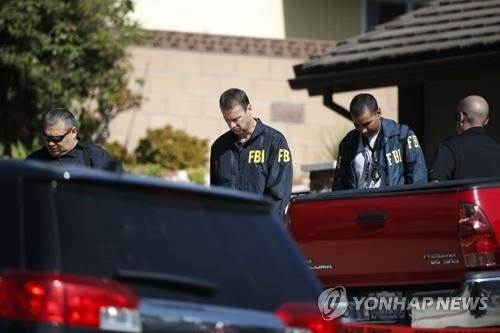 8일(현지시간) 총격범 이언 데이비드 롱의 자택에서 나오고 있는 미 연방수사국(FBI) 요원들.AFP연합뉴스