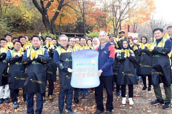 에쓰오일이 9일 서울 홍제동에서 사랑의 연탄 나눔 전달식을 가진 뒤 기념촬영을 하고 있다. 에쓰오일 조영일 수석부사장(왼쪽), 따뜻한 한반도 사랑의 연탄 나눔 운동본부 원기준 사무총장(오른쪽). /사진=에쓰오일