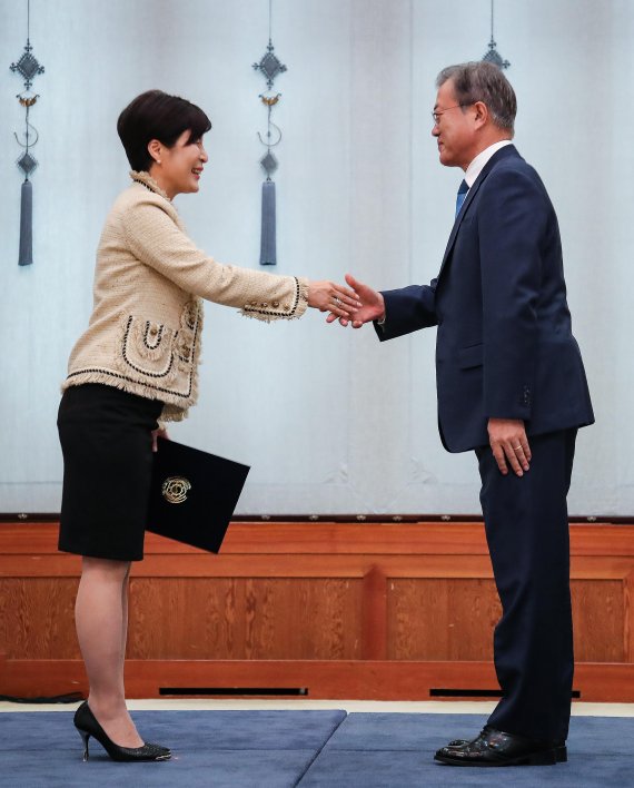 文대통령, 주 영국대사 등 신임 대사 19명에 신임장 수여