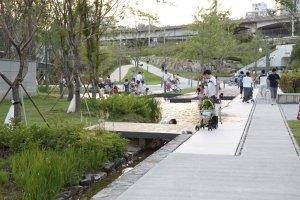 연트럴파크로 불리는 연남동 길 소공원 모습.