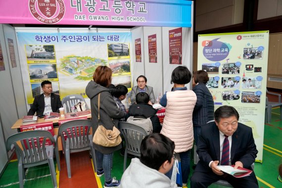 10일 서울 동대문구청 2층 다목적강당에서 열린 ‘고교 진학 정보 박람회’ 참가자들이 진학상담을 받고 있다.