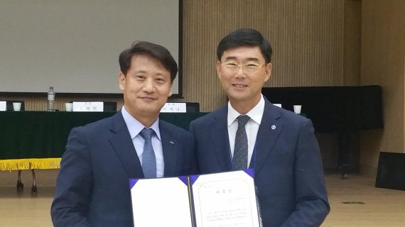 이원섭 중기중앙회 회원지원본부장(왼쪽)과 최경식 한국협동조합학회 회장이 지난 9일 경기 고양시 농협대학교 목양관에서 열린 한국협동조합학회 정기총회에서 학회 부회장 위촉식을 진행하고 기념촬영을 하고 있다. /사진=중소기업중앙회