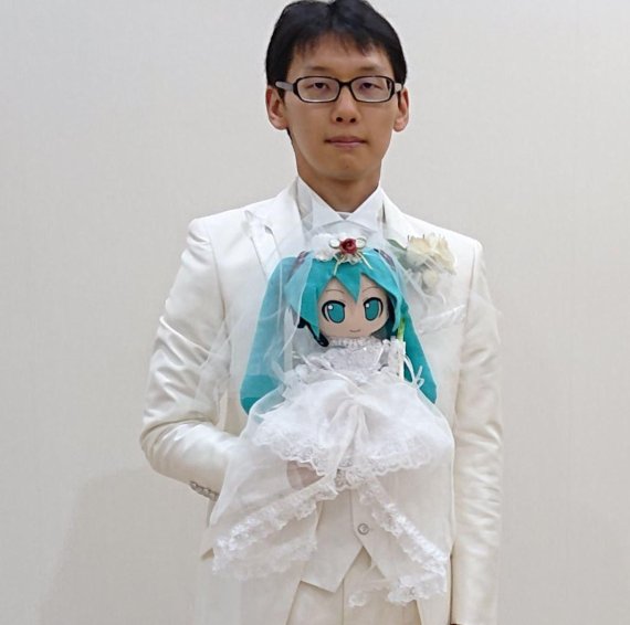 지난 4일 결혼식을 올린 아키히토 곤도(35)와 가상 보컬 캐릭터 '하츠네 미쿠' / 출처 = 아키히토 곤도 트위터