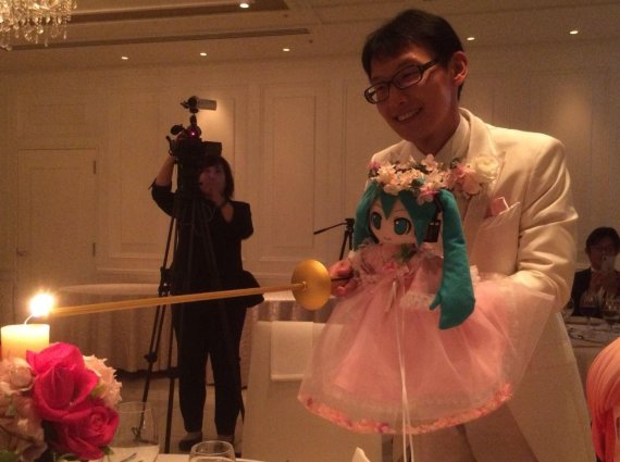 지난 4일 결혼식을 올린 아키히토 곤도(35)와 가상 보컬 캐릭터 '하츠네 미쿠' / 출처 = 오기노 미노루 트위터