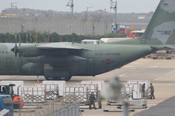 공군 C-130 수송기가 11일 오후 제주국제공항에서 제주산 감귤 50t을 싣고 있다. 연합뉴스