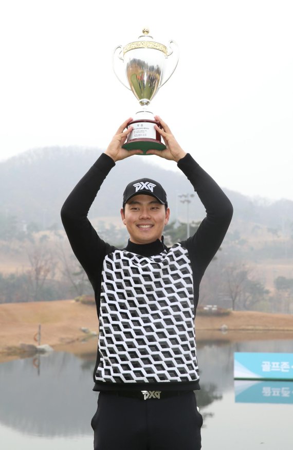 지난 11일 경기도 안성시 소재 골프존카운티 안성H 레이크-힐스코스에서 막을 내린 KPGA코리안투어 시즌 최종전 골프존-DYB교육 투어챔피언십에서 우승으로 피날레를 장식한 이정환이 우승 트로피를 들과 활짝 웃고 있다. 오는 12월 군입대 예정인 이정환은 "입대를 앞둔 내 자신에게 우승이라는 선물을 줘 기쁘다"고 소감을 말했다.