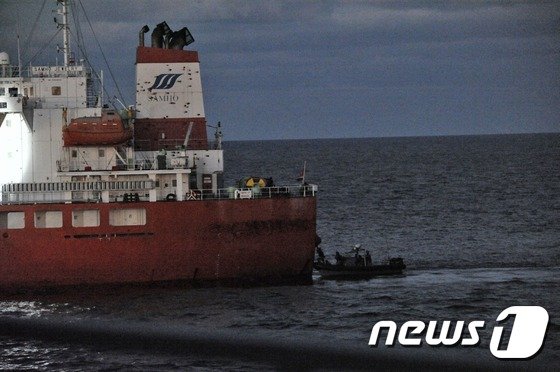 지난 2011년 해군 특수전 여단(UDT)대원들이 해적들에게 피랍된 삼호주얼리호 선원을 구출하는 장면.뉴스1