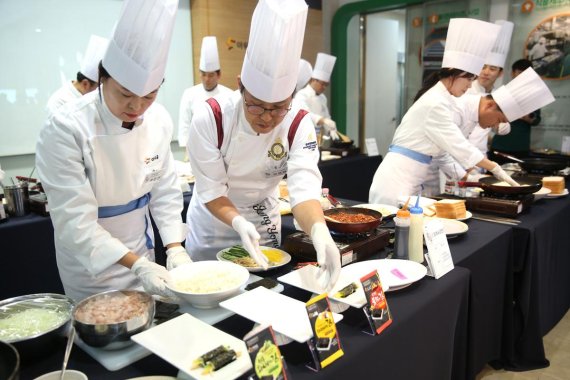지난 9일 경기도 용인 아워홈 조리아카데미에서 열린 '2018 조리경연대회, 킹 오브 더 마스터 셰프' 참가자들이 자신들만의 요리를 만들고 있다.