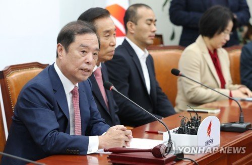 자유한국당 김병준 비상대책위원장이 12일 국회에서 열린 비상대책위원회의에서 발언하고 있다.