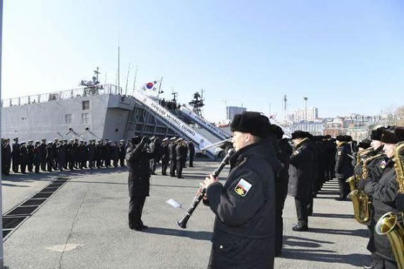 지난해 11월 12일 러시아 극동 블라디보스토크 항에서 열린 3군 사관생도 '합동 순항훈련 전단' 입항 환영식. /사진제공=해군본부