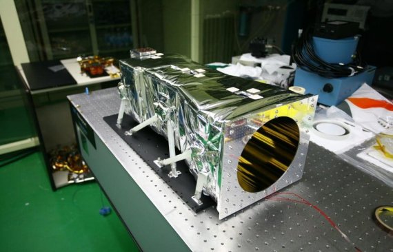 한국천문연구원이 개발한 국내 최초의 적외선 우주망원경 MIRIS(다목적적외선 영상관측시스템) 모습