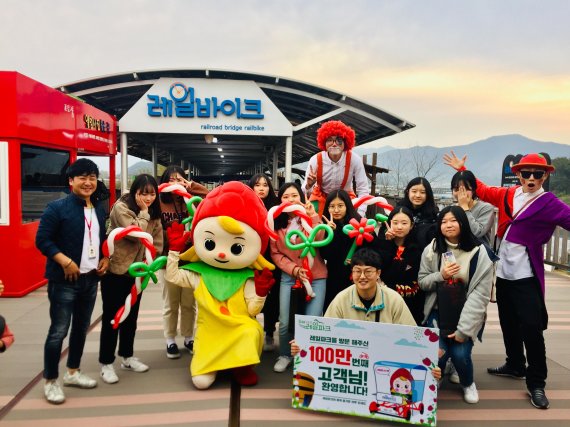 경남 마산내서여고 학생 9명과 교사가 지난 11일 김해낙동강레일파크 100만명째 이용 고객으로 선정돼 푸짐한 선물을 받았다./사진=김해시