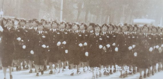 한국여자경찰60년사에 실린 여자경찰관들의 행진 모습. /사진출처=대한민국 여경재향 경우회(2007년)