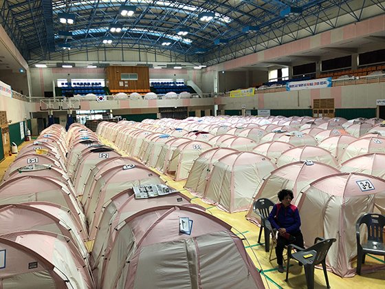 포항지진 1년을 5일 앞둔 지난 10일 이재민 임시구호소인 흥해실내체육관에는 한미장관아파트가 집인 할머니 한 분이 체육관을 지키고 있었다.