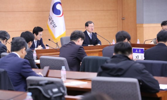 자치경찰제 발표하는 김순은 위원장 13일 오전 정부서울청사에서 열린 자치경찰제 특별위원회안 발표 및 정책토론회에서 김순은 자치분권위원회 자치경찰제 특별위원회 위원장이 '광역단위 자치경찰제 도입방안'에 대한 주제발표를 하고 있다. 연합뉴스