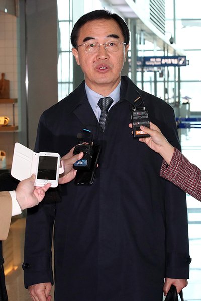 조명균 통일부 장관이 13일 미국 방문을 위해 출국하고 있다. 조 장관은 방미 기간 워싱턴DC와 뉴욕에서 미국 정부 및 의회 인사, 한반도 문제 전문가 등과 만나 남북관계 및 한반도 평화정착 방안 등에 대해 논의할 예정이다. 연합뉴스