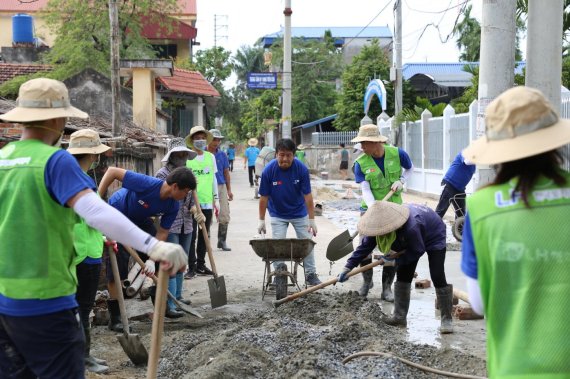 LH 나눔봉사단이 베트남 흥옌성 주거환경 개선을 위한 공사작업을 하고 있다.