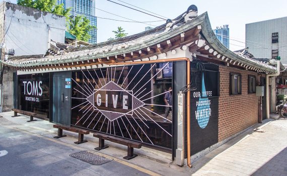 '탐스슈즈'가 서울 종로구에 오픈한 카페 'TOMS ROASTING CO.(탐스 로스팅 코)' / 사진=탐스슈즈 제공