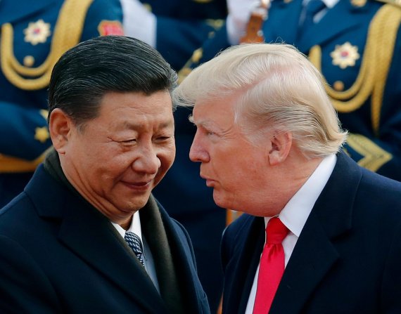 도널드 트럼프 미국 대통령(오른쪽)과 시진핑 중국 국가주석이 지난해 11월 9일 중국 베이징 인민대회당에서 열린 트럼프 대통령 방중 환영행사에서 서로 마주보고 있다. AP연합뉴스