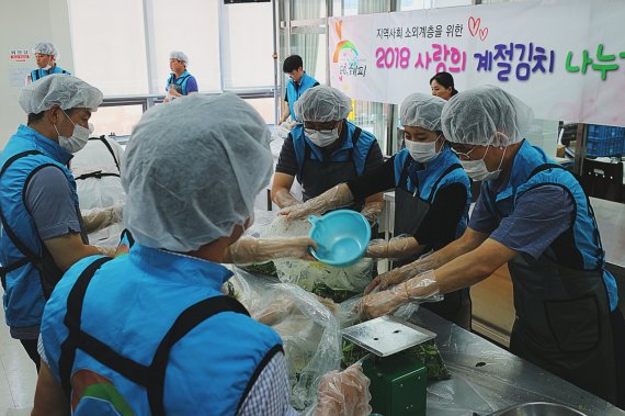 한국농어촌공사 직원들이 소외계층에게 전달할 '사랑의 계절김치 나누기 행사'에 참여해 김장 김치를 담그고 있다.