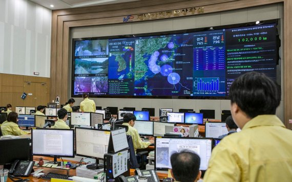 전남 나주 한국농어촌공사 본사 재난안전종합상황실에서 직원들이 비상 근무를 하고 있다. 올 여름 한반도를 강타한 한 태풍 콩레이 때 근무 모습이다.