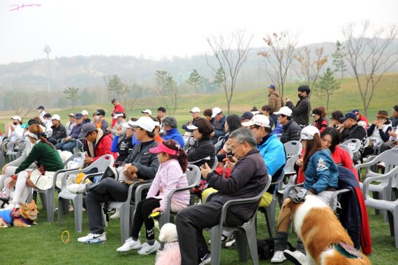 스카이72와 연암대학교 이웅종 교수가 지난 7일 개최한 반려견 동반 골프대회에 참가자들이 반려견들과 함께 참석했다.