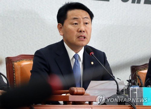 바른미래당 김관영 원내대표가 15일 국회에서 열린 제24차 원내정책회의에서 발언하고 있다. 연합뉴스