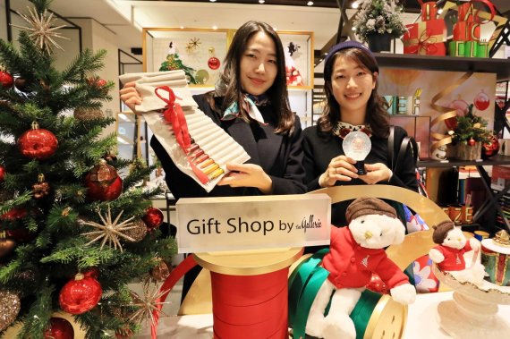 서울 압구정동 갤러리아명품관웨스트 5층에 마련된 ‘크리스마스 기프트 아틀리에’ 매장에서 갤러리아 직원들에 관련 상품을 홍보하고 있다.