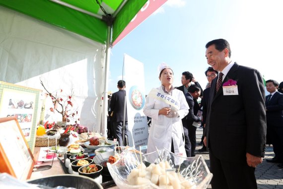 지난 14일 영동선 덕평휴게소에서 열린 EX-FOOD 선발 경진대회에서 이강래 한국도로공사 사장이 대회 참가자의 음식 설명을 듣고 있다.
