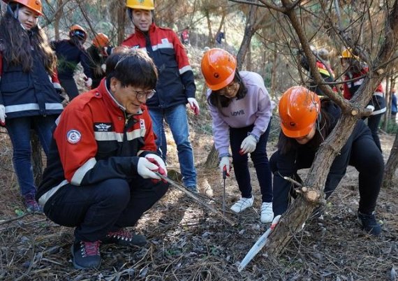 15일 북부지방산림청(청장 전범권)은 지난 14일 경기도 양평군 양동면 단석리 국유림에서 북부지방산림청 직원, 한국숲사랑청소년단, 단석리 산촌생태마을주민 등 약 110명이 참석한 가운데 숲의 소중함과 숲가꾸기 중요성을 일깨우기 위한 ‘숲가꾸기 1일 체험행사’를 실시했다 고 밝혔다.