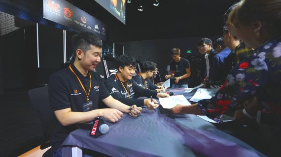 한화생명은 '한화생명 e스포츠게임단'(HLE: Hanwha Life Esports)과 함께 베트남 호치민시에서 오는 17일까지 ‘e스포츠 글로벌 챌린지’를 진행한다. 한화생명 e스포츠게임단이 베트남 현지팬들과 사인회를 펼치고 있다.