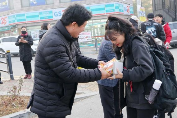 김광철 연천군수 수능 수험생 격려. 사진제공=연천군