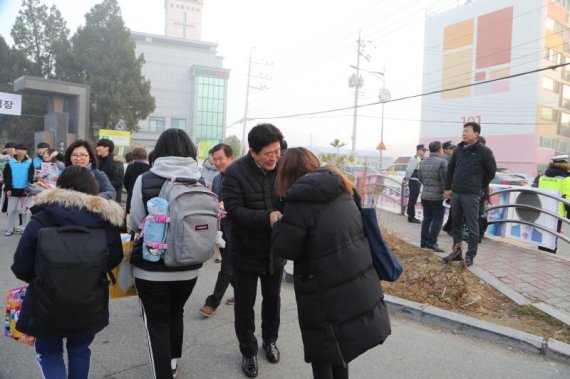 김광철 연천군수 수능 수험생 격려. 사진제공=연천군