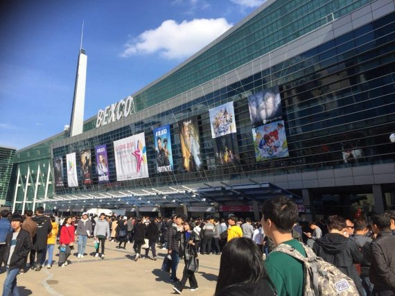 15일 부산 우동 벡스코에서 개최된 '지스타 2018'에 입장하기 위해 관람객들이 줄을 서 있다./사진=박소현 기자