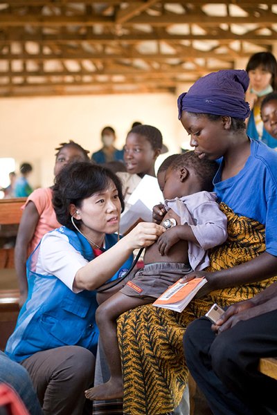 김소은 서울여성의원 원장은 지난 2008년부터 아프리카 여러 나라를 돌며 의료봉사활동을 펼치고 있다. 그는 "아프리카 의료봉사를 하면서 처음으로 의사가 됐다는 것에 감사했다"고 말했다.