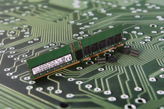 SK하이닉스가 개발한 2세대 10나노급(1y) DDR5 D램
