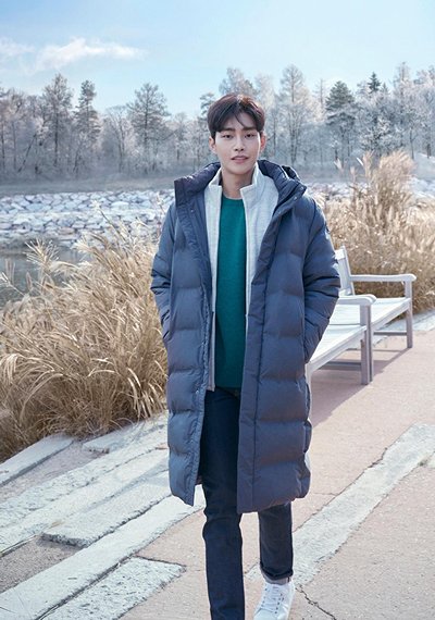 유니클로의 심리스 다운 롱코트. 봉제선을 제거해 패딩의 단점인 털빠짐 현상을 보완했다.