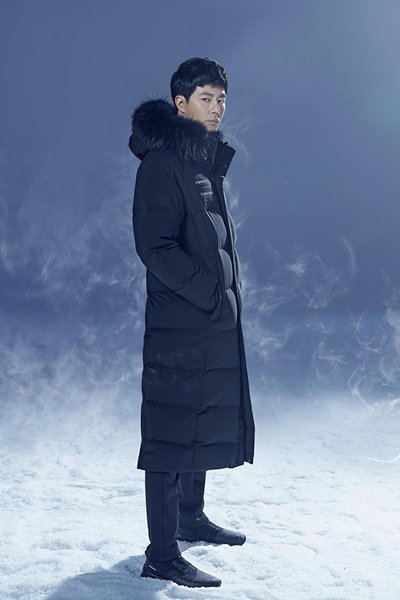 다이나핏의 매시브 2.0 벤치다운. 롱패딩으로는 드물게 블랙라쿤퍼를 적용했으며 자석잠금장치를 달아 지퍼를 올리지 않아도 옷을 여밀 수 있도록 했다.