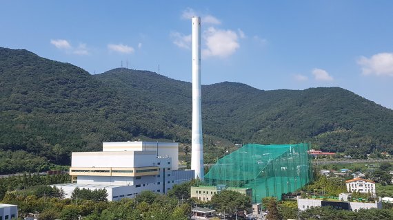 경남 김해시가 장유소각장 다이옥신 측정검사 과정을 시민들에게 모두 공개하고 내년부터 주민건강영향조사를 실시하기로 했다. 사진은 장유쓰레기 소각장 모습이다./사진=김해시