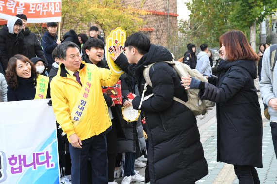 안승남 구리시장 수능 수험생 격려. 사진제공=구리시